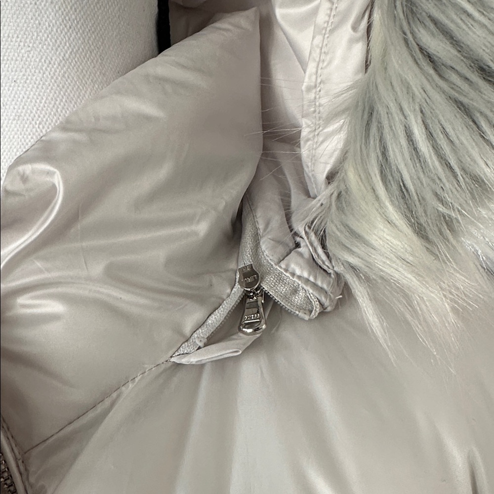 ⚡️SALE⚡️Guess Silver Puffer Jacket with Faux Fur Hood - Picture 6 of 6